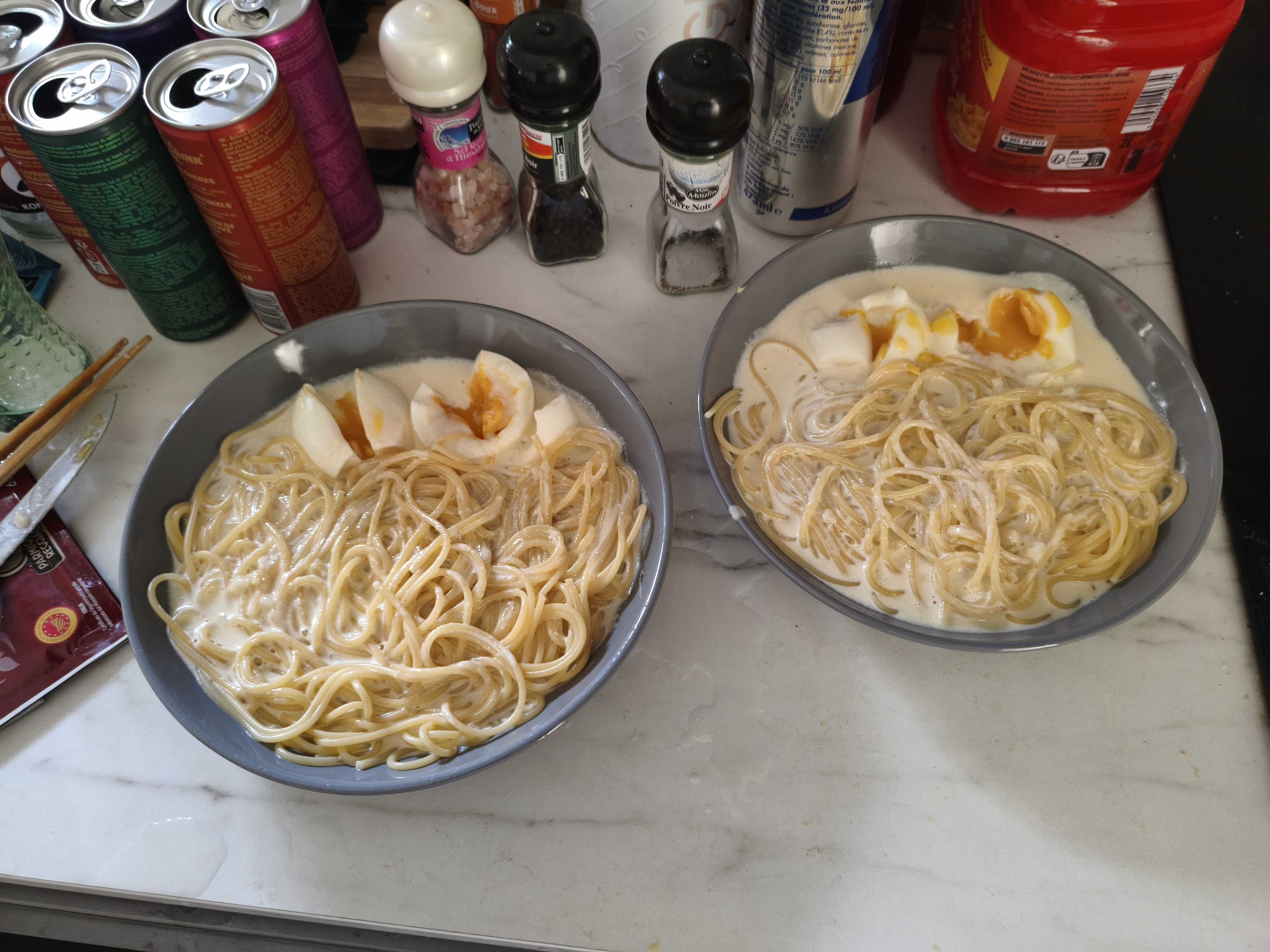 Photo de spaghetti à la crème de parmesan avec des oeufs mollets